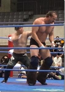 佐藤選手がジョー・ドーリング選手を後ろから攻めようとしている試合中の写真